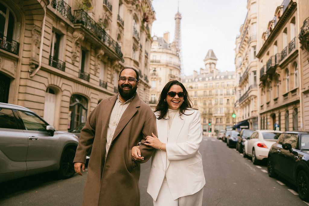Ariam y Francisco caminando juntos por París